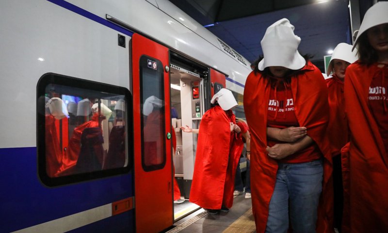 כך המפגינים פוגעים בתנועת הרכבות