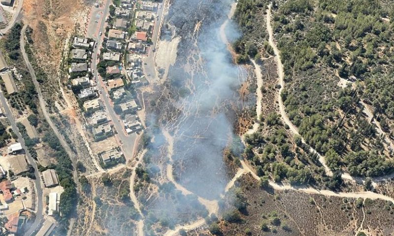 עשרות צוותי כיבוי ומטוסים פועלים בשריפה ליד בית שמש