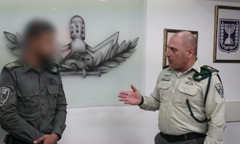 תעודת הוקרה לקצין שנטרל את המחבל. צפו