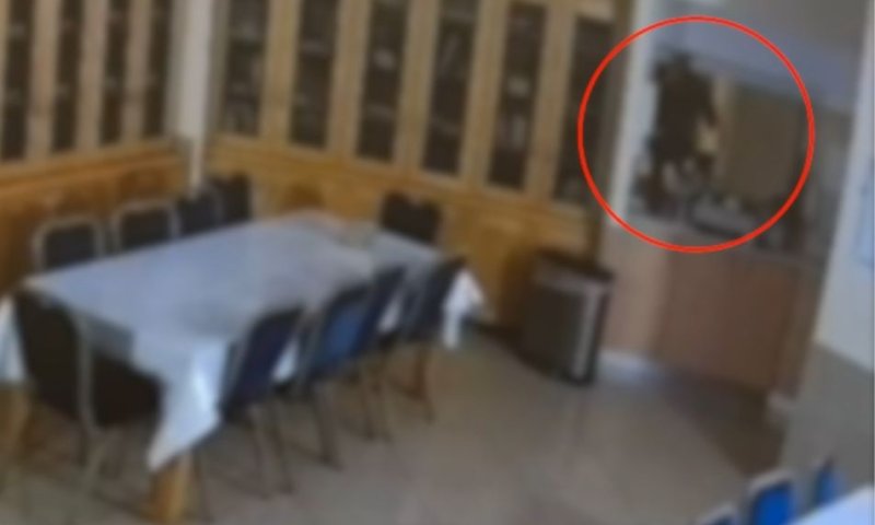 כתב אישום: פרץ לבתי כנסת בצפון וגנב מאות שקלים. צפו בפריצה