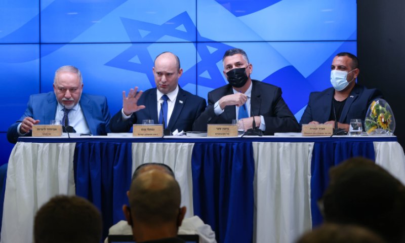 סקר: גוש נתניהו נוסק; וכמה שווה מפלגת ליברמן &ndash; בנט &ndash; סער