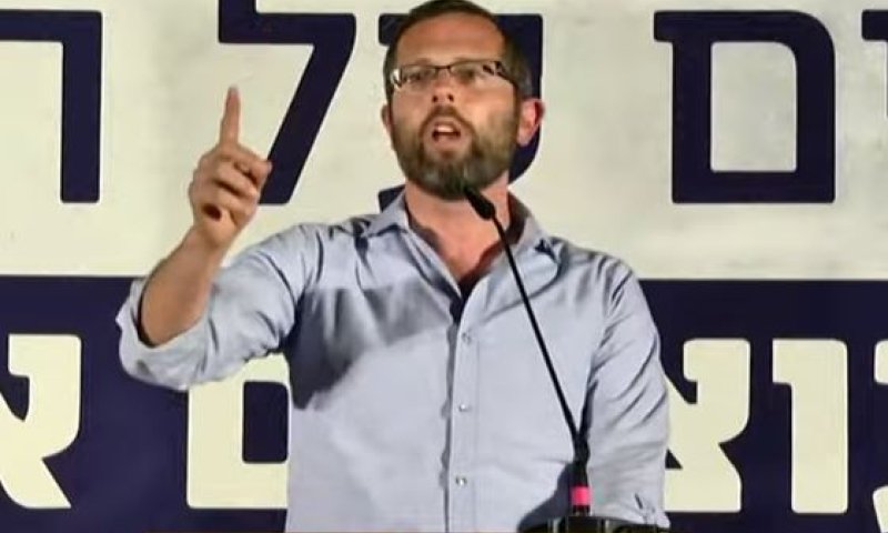 ישראל גנץ בהפגנת התמיכה בנתניהו: "זה צדק?"