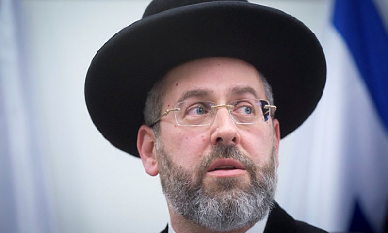 "זה העתיד שאתה רוצה?" הרב לאו במתקפה על לפיד