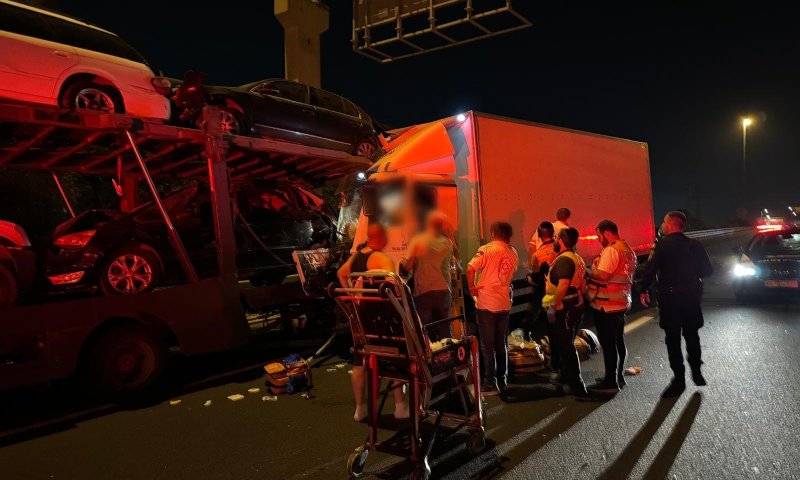 נוסע נלכד במשאית: 3 פצועים בתאונה בכביש 4