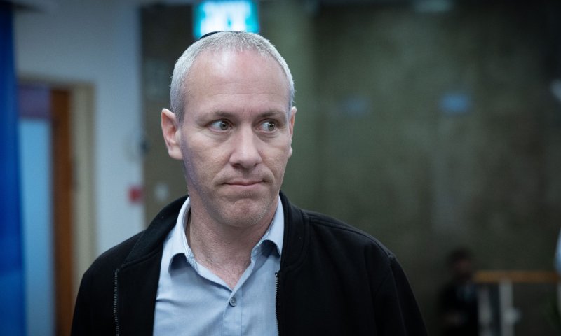 למרות דברי גלנט, טרופר טוען: הוא איתנו בעניין