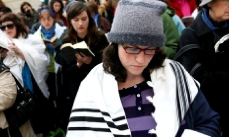 הרב מלמד מתיר לנשים לקרוא מגילה אך מוסיף אזהרה