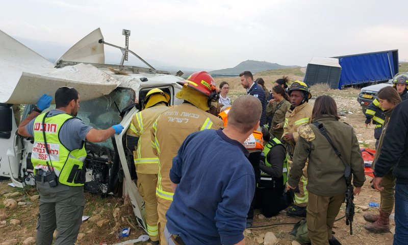 משאית התהפכה בכביש 90, פצוע קשה במקום