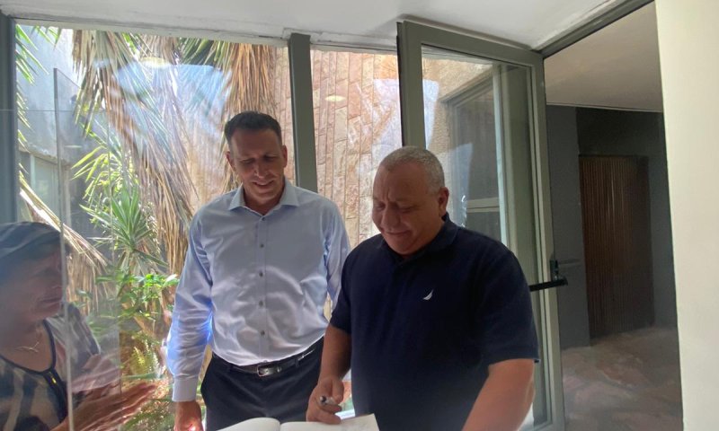 איזנקוט בספר המבקרים בכפר עציון: "מופת לדורות"