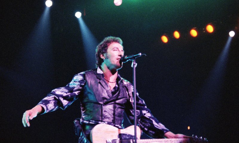 זה הכוכב שצפוי לגלם את ברוס ספרינגסטין בסרט על חייו