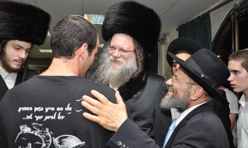 סוכת שלום: כשהאדמו"ר ערך טיש בישיבת ההסדר&hellip;