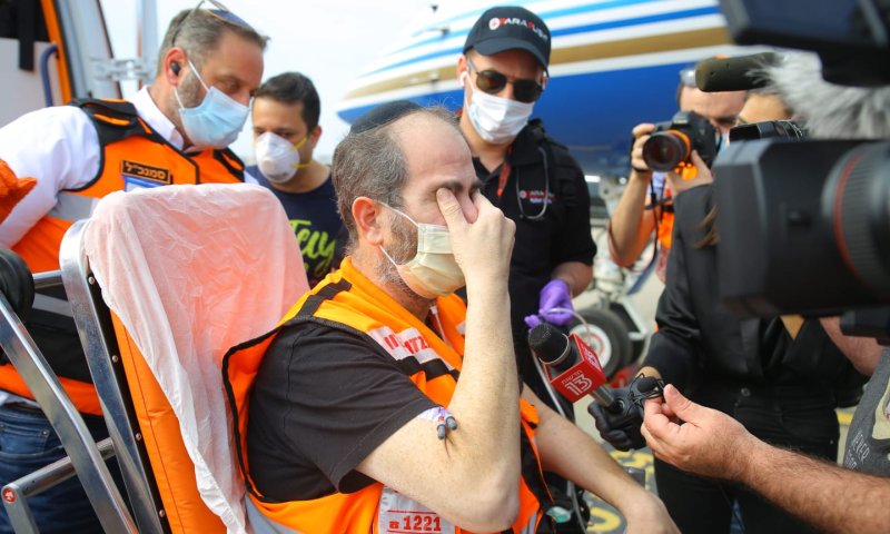 לאחר חודש באשפוז: נשיא ארגון הצלה נחת בישראל