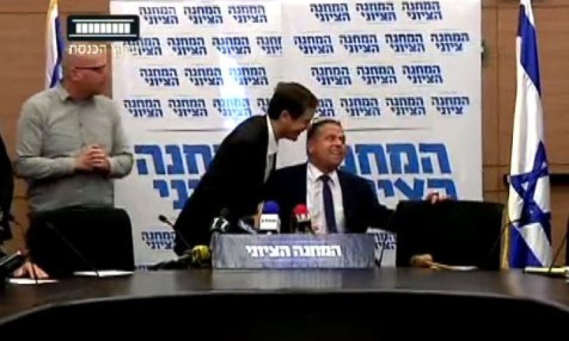 צפו: הרצוג מקים את כבל: "אתה יושב בכיסא שלי"