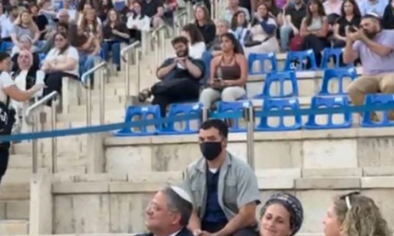 צפו: סטודנט ניסה להפריע לאיילה בן גביר לקבל תואר שני