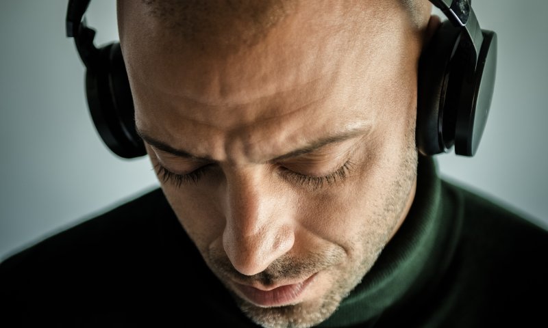 "כתוב מלמעלה": עידן רייכל משיק להיט חדש. צפו