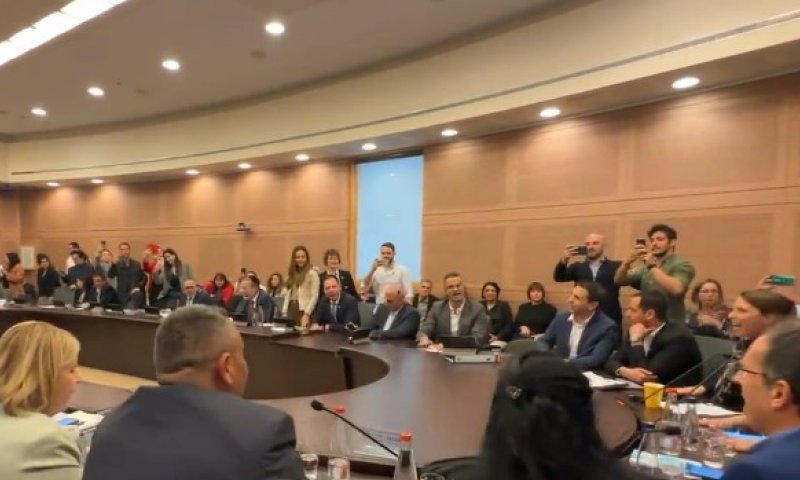 צפו: לפני ההצבעה &ndash; חברי האופוזיציה פצחו בשירה