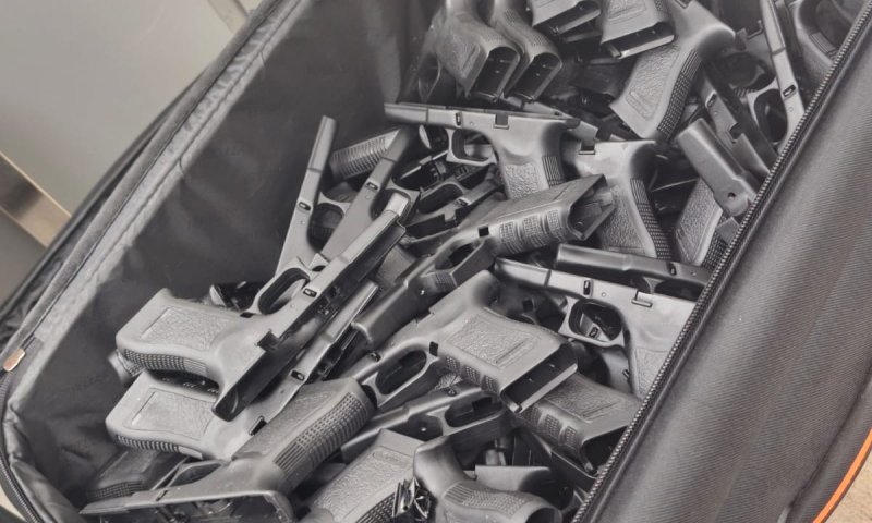 תושב פתח תקווה נעצר בנתב"ג בחשד שניסה להבריח 100 אקדחים