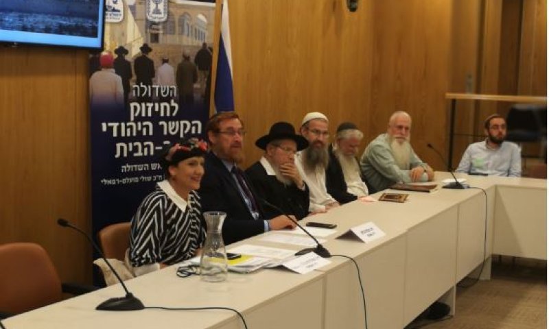 גליק ומועלם לרבנות: "לבחון מחדש עליה להר הבית"