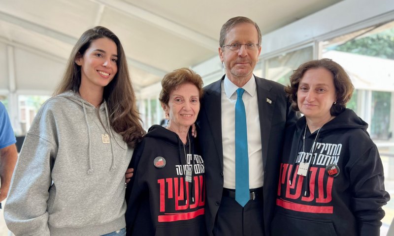 הרצוג נפגש עם שלוש מהחטופות שחזרו מהשבי