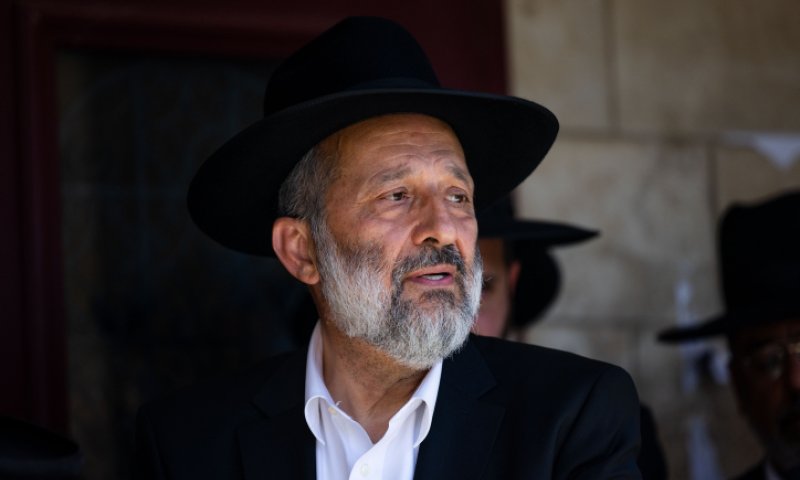 "להטיל קלון על דרעי &ndash; אינו ראוי לכהן כשר"