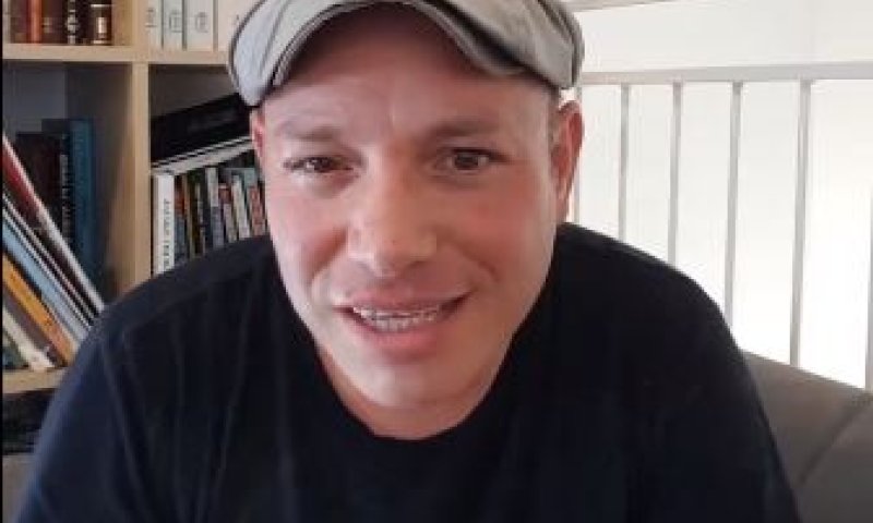 צפו: נעם יעקובסון מתגייס לטובת אישתו וחברותיה