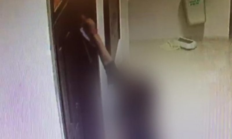 מרחה צואה על מזוזת בית הכנסת ונעצרה