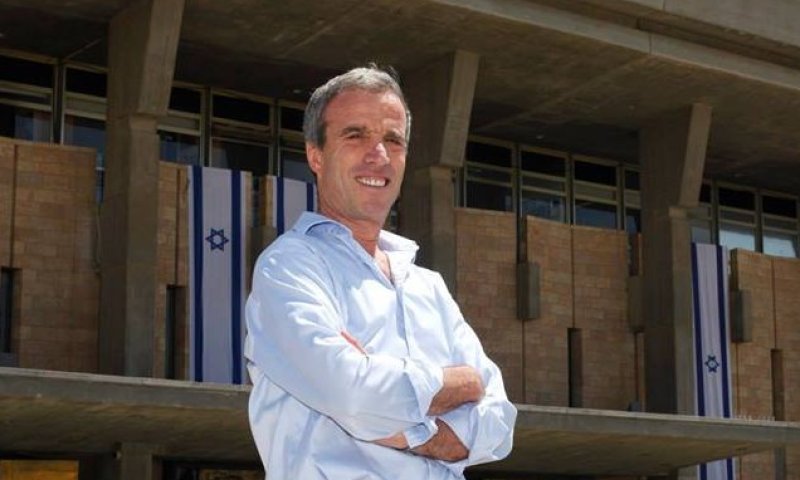 שטרן נגד בנט: לא שינה מספיק בנושאי דת ומדינה