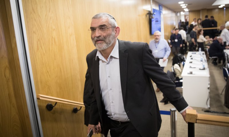 במשטרה בוחנים חקירה נגד בן ארי, במפלגתו תוקפים