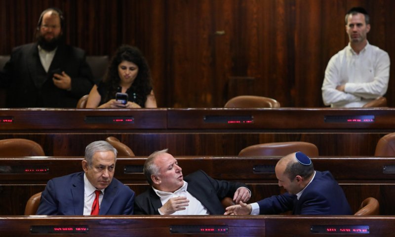 בליכוד זועמים על בנט: "מחבל ביציבות הממשלה"