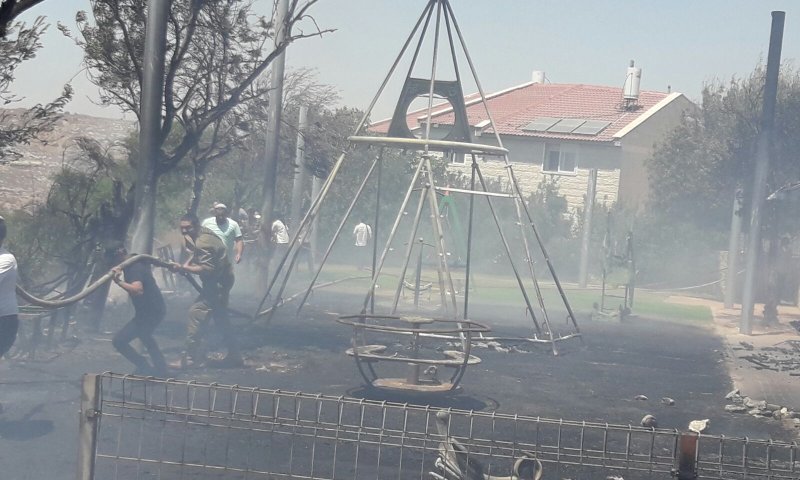 שריפה בבית אל; תושבים פונו מהבתים. 3 נפגעו