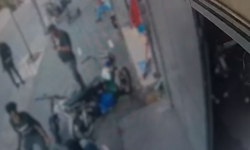 צפו: עובד המכולת סירב לתת כיסא ללקוח ונדקר