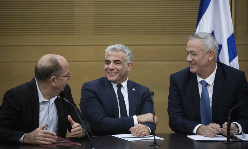 עזבו את נתניהו: ראשי כחול לבן יכריעו במתווה בנשיא