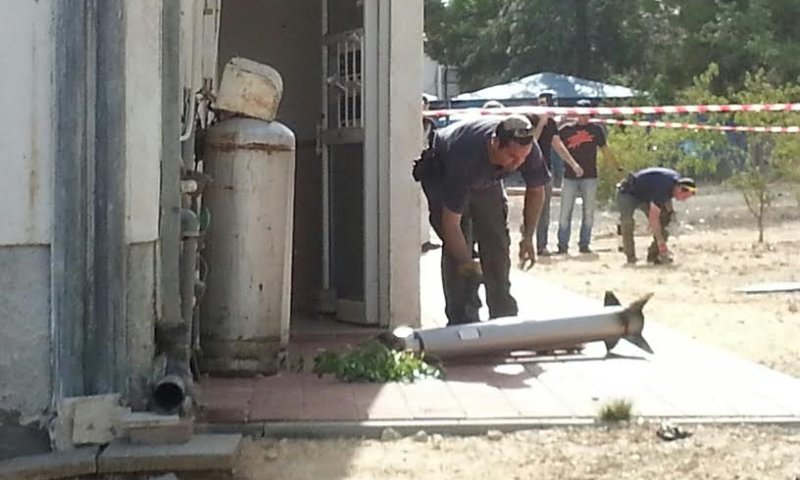 ראשון לציון: רקטת פאג'ר 5 נפלה בחצר בניין