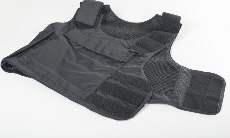 אופס: כתב ערוץ 1 נדקר כשניסה את האפוד החדש