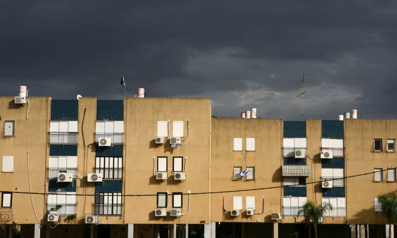 שו"ת: אי אפשר להצטרף למניין במרפסות, גם לא בזום