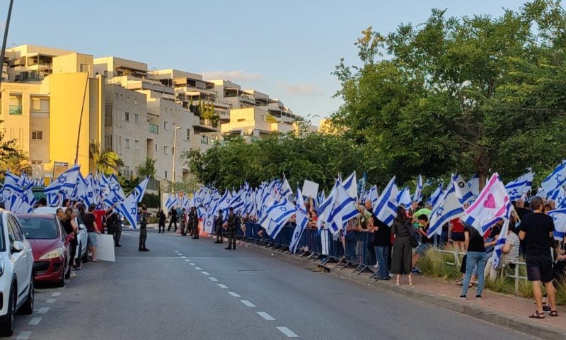 ברחבי הארץ: הפגנות מול בתיהם של חברי הקואליציה