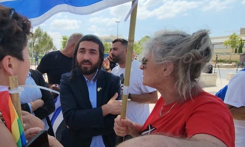 צבי סוכות תוקף: "טנטרום של חלקים קטנים בשמאל"