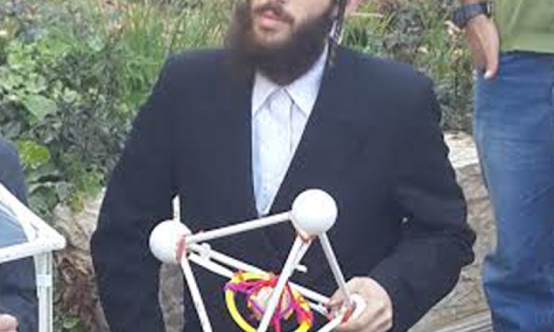 המשימה: להפיל ביצה מבניין בן 5 קומות מבלי שתשבר