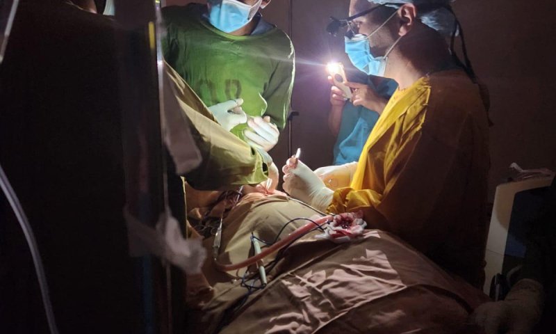 באמצע ניתוח החשמל נפל &ndash; המנתח המשיך עם פנס