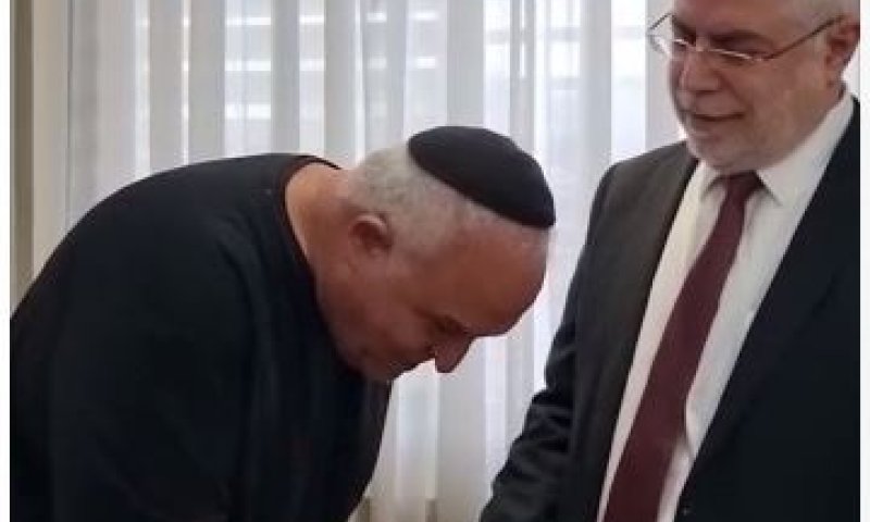 צפו: עד המדינה מבקש סליחה מהשר לשעבר