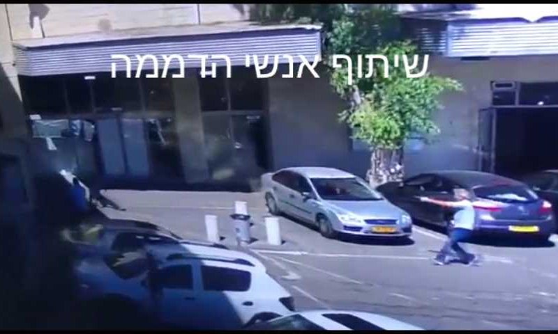 צפו: נדקר והספיק לירות על המחבל לפני שהתמוטט