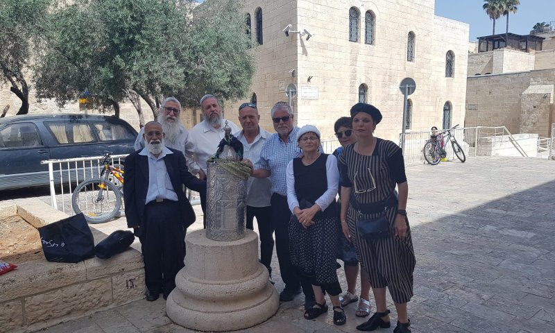 לאחר שנה: ספר התורה של הרב גץ חזר לירושלים