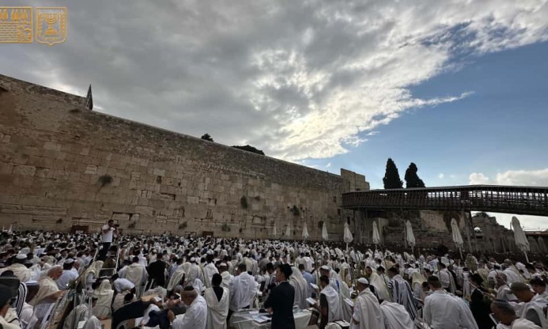 עם שורדי שבי ומשפחות חטופים: צפו במעמד ברכת הכהנים בכותל