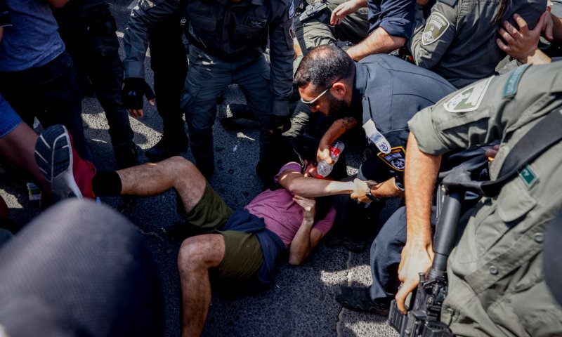 עשרות נעצרו, מפגין איבד אוזן: 'יום השיבוש' בתמונות