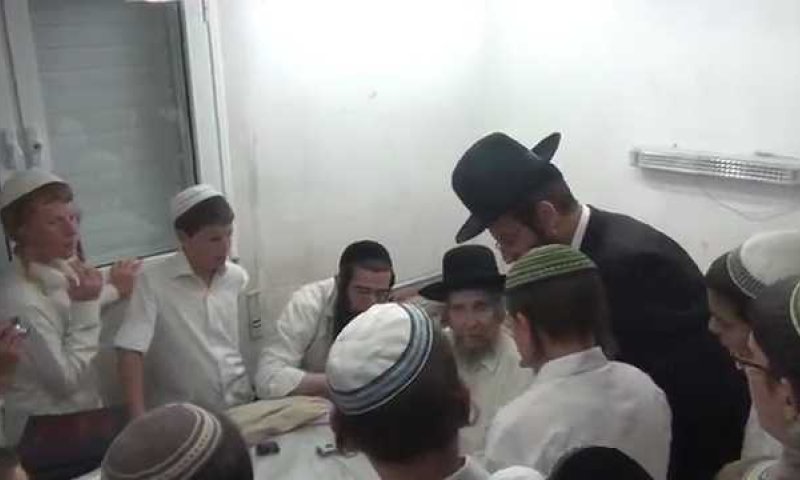 צפו: כשהרב שטיינמן פגש את הילדים הסרוגים