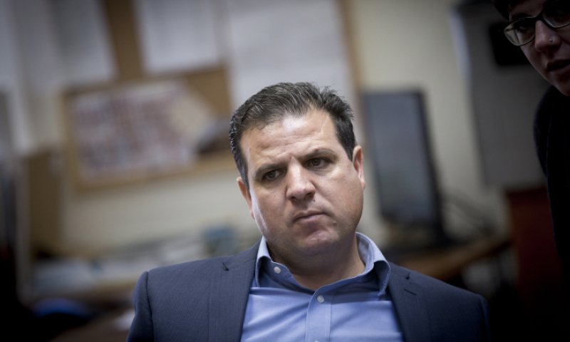 חיבוק הדב של איימן עודה לגנץ ולפיד