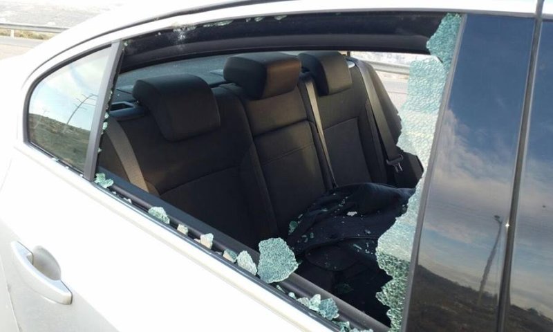 אבנים על רכבו של ח"כ ילין: "ניסיתי לדרוס אותו"