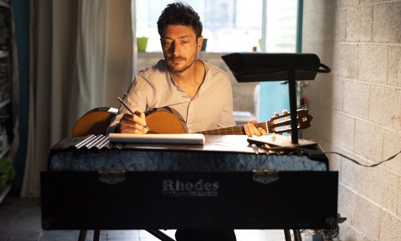 נדב הולנדר בשיר חדש: "חור שחור"