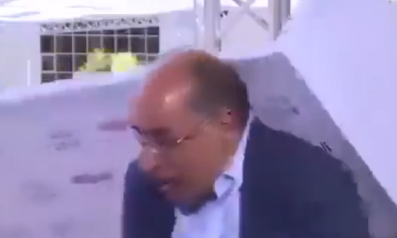 באמצע שידור: הקיר קרס על ראשו של המרואיין. צפו