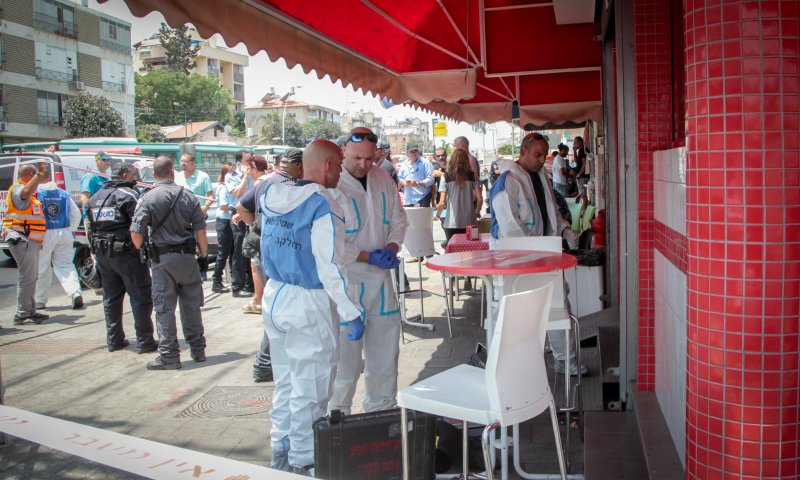 הדף את המחבל באמצעות קרש להכנת פיצה