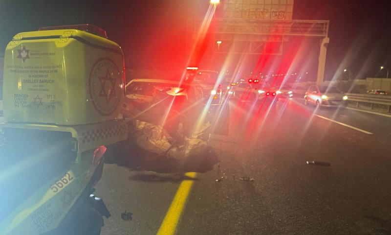 בן 19 התנגש עם רכבו במעקה בטיחות ברעננה, מצבו אנוש